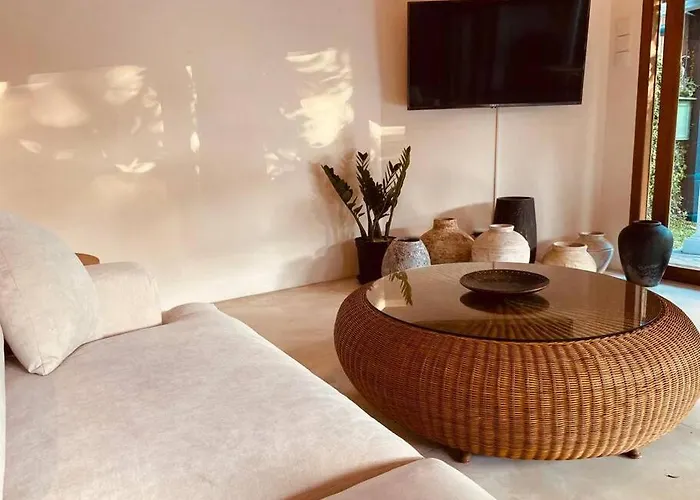 Savvy Villa, A Tranquil Oasis & Walk To The Beach